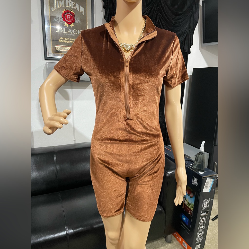 New Casual Velvet Short Sleeve Front Zip Up, Short Romper Jumpsuit, Size Small